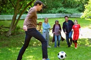 Fu&szlig;ballspiel im Garten der Villa Kleist (v.l.n.r.): Dr.Michael Sandmann (Luca Zamperoni), Tanja Ewald ( Christina Athenst&auml;dt), Inge M&auml;rz (Uta Schorn), Dr.Christian Kleist (Francis Fulton Smith) und Rosalie Kleist (Nelly Hoffmann).