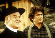 Reverend Alden (Dabbs Greer, l.) und Charles (Michael Landon, r.) f&uuml;hren ein Gespr&auml;ch.