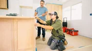 Izzy Battress und Joe arbeiten an K&uuml;chenschr&auml;nken im Haus von Laura und Jeff Habermann.