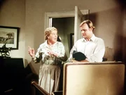 Der Schriftsteller A.J Covington (George Dzundza, r.) kommt mit einem Filmteam nach Waltons Mountain. Er mietet sich bei Mrs. Brimmer (Nora Marlowe, l.) ein ...