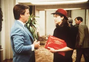 Jonathan (Robert Wagner, l.) trifft in seinem Unternehmen Robin (Mimi Rogers, r.) wieder, die er am Abend zuvor durch Zufall kennengelernt hatte.