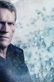 Kommissar William Wisting (Sven Nordin) ermittelt mit der FBI-Agentin Maggie Griffin und seiner Tochter Line in einer Moderserie. Kommissar William Wisting (Sven Nordin) ermittelt mit der FBI-Agentin Maggie Griffin und seiner Tochter Line in einer Moderserie.