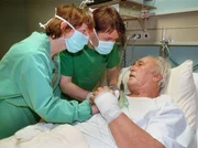 MDR Fernsehen IN ALLER FREUNDSCHAFT FOLGE 31, "Ein Herz und eine Seele", am Donnerstag (23.02.12) um 12:30 Uhr. Otto Heilmann (G&uuml;nter Naumann, re.) ahnt, dass er sterben wird. Er ringt nach Luft und fl&uuml;stert seiner Tochter Klara (Renate Kr&ouml;ssner) zu, sie m&ouml;ge sich mit ihrem Bruder Roland (Thomas R&uuml;hmann) wieder vertragen.