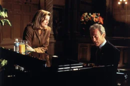 Die attraktive Sicherheitsbeamtin Lilly Raines (Rene Russo, l.) ist von ihrem Kollegen Frank Horrigan (Clint Eastwood, r.) sehr angetan. Doch Frank kann Kennedys Ermordung nicht vergessen, weil er sich die Schuld am Tod des Pr&auml;sidenten gibt ...