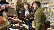 Wird es Dominique (li.) und Mauro (re.) gelingen, die beiden Statuen zu verkaufen?