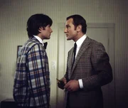 Der Kellner Mario (Peter Chatel, l.) ist bis auf weiteres vom Dienst freigestellt. Heines (Reinhard Glemnitz, r.) sch&auml;rft ihm Verhaltensmassregeln ein. Honorarfrei - nur f&uuml;r diese Sendung bei Nennung ZDF und Neue M&uuml;nchner Fernsehproduktion