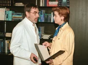 MDR Fernsehen IN ALLER FREUNDSCHAFT FOLGE 32, "In letzter Minute", am Freitag (24.02.12) um 12:30 Uhr. Sarah Marquart (Alexa Maria Surholl) ist auf Bitten von Prof Simoni als Verwaltungschefin in die "Sachsenklinik" zur&uuml;ckgekehrt. Sofort ger&auml;t sie in einer Versicherungssache mit Dr. Thomas Straub (Gunter Scho&szlig;) aneinander. Er hat eine Unterschrift geleistet, obwohl er nicht zeichnungsberechtigt war.