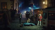 Karina Droste (Hilde Dalik) kniet vor ihrem ermordeten Mann Hubert Droste (Andr&eacute; Rohde) drau&szlig;en auf einer n&auml;chtlichen Stra&szlig;e.