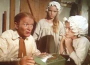 Laura (Melissa Gilbert, r.) und Mary (Melissa Sue Anderson, M.) h&ouml;ren Mr. O' Hara (Red Buttons, l.) gespannt zu.