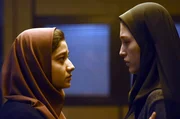 Maryam (Sadaf Asgari, l.) lernt Anar (Fereshteh Hosseini, r.) kennen, die Adoptivmutter ihres Kindes.