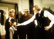 Charles (Michael Landon, 2.v.r.) und Miss Beadle (Charlotte Stewart, l.) bringen den verletzten Graham (Johnny Lee, 2.v.l.) zu Doc Baker (Kevin Hagen, r.).