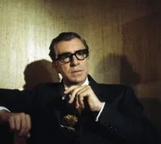 Herr Kroll (Peter Pasetti) ist ein etwas undurchsichtiger Gesch&auml;ftsmann, aber muss er deshalb gleich etwas von einem Mord wissen? Honorarfrei - nur f&uuml;r diese Sendung bei Nennung ZDF und Neue M&uuml;nchner Fernsehproduktion