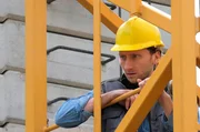 Moritz Strecker (Moritz Heidelbach) erleidet einen Zusammenbruch auf der Baustelle.
