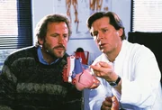 Dr. Stefan Frank (Sigmar Solbach, r.) erklärt Konrad Brehm (Hermann Giefer) am Modell, wie er dessen Tochter operieren wird. Dr. Stefan Frank (Sigmar Solbach, r.) erklärt Konrad Brehm (Hermann Giefer) am Modell, wie er dessen Tochter operieren wird.