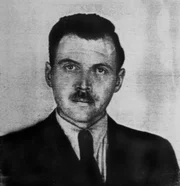 Josef Mengele auf einem Ausweisdokument in Buenos Aires. Die Verwendung des sendungsbezogenen Materials ist nur mit dem Hinweis und Verlinkung auf RTL+ gestattet.