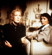 Das Erbe der Guldenburgs "Das rote Kleid". Im Bild: F&uuml;r Christine von Guldenburg (Christiane H&ouml;rbiger) ist eine Welt zusammengebrochen. Sie hat als Letzte erfahren, dass ihr verungl&uuml;ckter Mann ein Verh&auml;ltnis mit der Journalistin de Angelis hatte. In einem Gespr&auml;ch mit ihrer Freundin Aenne G&uuml;nther (Monika Peitsch) l&auml;sst sie erkennen, dass sie sich nach Wien zur&uuml;ckziehen will.