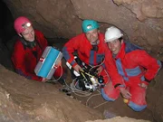 Heute begibt sich Willi tief unter die Erdoberfläche. In der Distlergrotte trifft Willi auf Robert und Martin, zwei Unterwasser-Höhlenforscher. Ihr wichtigster Assistent ist auch dabei: Ein kleines, selbst gebautes U-Boot mit Kamera. Heute begibt sich Willi tief unter die Erdoberfläche. In der Distlergrotte trifft Willi auf Robert und Martin, zwei Unterwasser-Höhlenforscher. Ihr wichtigster Assistent ist auch dabei: Ein kleines, selbst gebautes U-Boot mit Kamera.