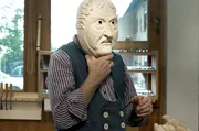 Holzbildhauer Hans-Georg Benz mit Fastnachtsmaske. Die Glattlarve symbolisiert die irdische Sch&ouml;nheit hinter der sich das B&ouml;se verbirgt.