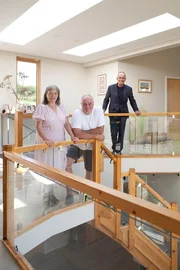 V.l.: Carol, Paul und Kevin McCloud