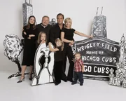 Eine Bilderbuch-Familie (v.l.): Dana (Kimberly Williams-Paisley), Andy (Larry Joe Campbell), Ruby (Taylor Atelian),  Jim (James Belushi), Gracie (Billi Bruno), Cheryl (Courtney Thorne-Smith) und Kyle (Conner Rayburn).