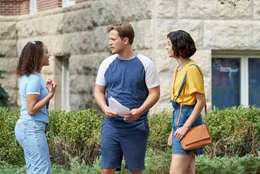Maggie Turner (Katie Findlay), Josh Turner (Wyatt Nash), und Tracy (Verity Marks)  organisieren einen Protest.  +++ Die Verwendung des sendungsbezogenen Materials ist nur mit dem Hinweis und Verlinkung auf RTL+ gestattet. +++