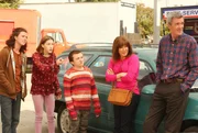 L-R: Axl Heck (Charlie McDermott), Sue Heck (Eden Sher), Brick Heck (Atticus Shaffer), Frankie Heck (Patricia Heaton) und Mike Heck (Neil Flynn) L-R: Axl Heck (Charlie McDermott), Sue Heck (Eden Sher), Brick Heck (Atticus Shaffer), Frankie Heck (Patricia Heaton) und Mike Heck (Neil Flynn)