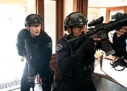 (v.li.): Alex Russell (Jim Street), Shemar Moore (Daniel &sbquo;Hondo&lsquo; Harrelson).