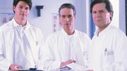 Dr. Stefan Frank (Sigmar Solbach, r.) und Dr. Thomas Reinhardt (Christopher Barker, l.) sind gegen Dr. Jan Winters (Jacques Breuer) Vorschlag, Nadine ein Spenderherz zu transplantieren.