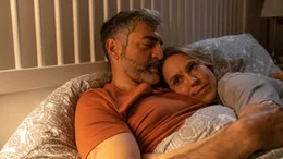 Elyas (Neil Malik Abdullah, li.) ist immer f&uuml;r Heddi (Anneke Kim Sarnau, r.) da.