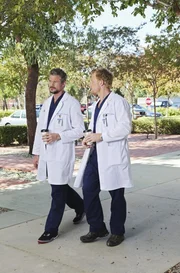 Werden von einem Kamerateam begleitet, die eine Real Life Doku im Seattle Grace Mercy West Hospital drehen: Mark (Eric Dane, l.) und Owen (Kevin McKidd, r.) ...