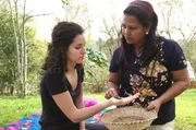 Isabel Aquino (rechts) behandelt ihre Patienten mit den Kräutern des Regenwalds. Isabel Aquino (rechts) behandelt ihre Patienten mit den Kräutern des Regenwalds.