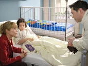 Dr. Philipp Brentano (Thomas Koch, re.) und Finn (Alban Mondschein, mi.), der Sohn von Isabelle Becker (Florentine Lahme) verstehen sich auf Anhieb phantastisch. Finn ist begeistert von Philipp.