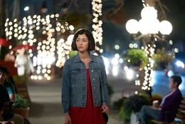 Maggie Turner (Katie Findlay) reist in ihren Heimatort.  +++ Die Verwendung des sendungsbezogenen Materials ist nur mit dem Hinweis und Verlinkung auf RTL+ gestattet. +++