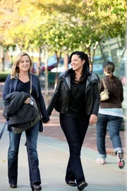 Entscheiden sich, dem Seattle Grace Mercy West den R&uuml;cken zu kehren und nach Afrika zu gehen: Callie (Sara Ramirez, r.) und Arizona (Jessica Capshaw, l.) ...