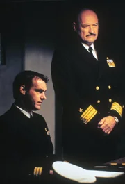 Commander Harm Rabb (David James Elliott, l.) und Admiral Boone (Terrance Quinn, r.) verhandeln mit den Chinesen &uuml;ber die R&uuml;ckgabe einer EP-three, die in Fuzhou notlanden musste, nachdem eine chinesische MIG sie gerammt hatte.