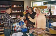 Helga (Ulrike Mai, r.) stößt mit Bernd (Volker Herold, M.) und Jürgen (Oliver Bokern, l.) auf ihre Entscheidung, den Kiosk zu übernehmen, an. Helga (Ulrike Mai, r.) stößt mit Bernd (Volker Herold, M.) und Jürgen (Oliver Bokern, l.) auf ihre Entscheidung, den Kiosk zu übernehmen, an.