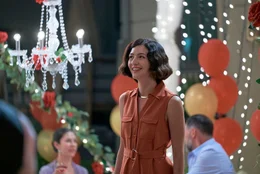Maggie Turner (Katie Findlay) landet 15 Jahre in der Vergangenheit.  +++ Die Verwendung des sendungsbezogenen Materials ist nur mit dem Hinweis und Verlinkung auf RTL+ gestattet. +++