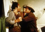 Charles (Michael Landon, r.) hilft dem betrunkenen John Stewart (Harris Yulen, l.).