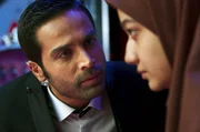 Der Moderator (Arman Darvish) bringt Maryam (Sadaf Asgari) in Bedr&auml;ngnis: War sie schuld am t&ouml;dlichen Sturz ihres Ehemanns auf Zeit?