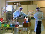 Die verbrannte Leiche wird in der Gerichtsmedizin untersucht. K&ouml;nnen sie noch Spuren, die auf den T&auml;ter hinweisen, finden?