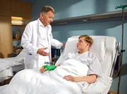 Andreas Hartwich (David Sch&uuml;tter, rechts) hat sich bei einem Stra&szlig;enbahn-Unfall das Handgelenk gebrochen. Die Fraktur ist so komplex, dass er seine Hand wahrscheinlich nie wieder so, wie vor dem Unfall, bewegen kann. Andreas wird bewusst, dass er nun seine Ausbildung als Mechatroniker abschreiben kann. Au&szlig;erdem verschweigt er Dr. Roland Heilmann (Thomas R&uuml;hmann), dass der Unfall von ihm selbst, durch eine Mutprobe, verursacht wurde. Der Stra&szlig;enbahnfahrer liegt nun mit einem Herzinfarkt in der Sachsenklinik. Andreas hat ein schlechtes Gewissen, doch da er nicht krankenversichert ist, bleibt er bei seiner Geschichte, dass der Stra&szlig;enbahnfahrer schuld war.