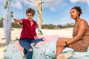Imogen (Elizabeth Cullen, l.) und Ruksy (Rainbow Wedell, r.) tauchen in Lilys Tagtraum am Strand auf und versuchen ihr zu helfen, sich daraus zu befreien. Imogen (Elizabeth Cullen, l.) und Ruksy (Rainbow Wedell, r.) tauchen in Lilys Tagtraum am Strand auf und versuchen ihr zu helfen, sich daraus zu befreien.