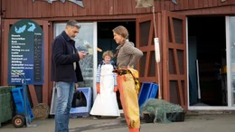 Elyas (Neil Malik Abdullah, li.) und Heddi (Anneke Kim Sarnau, re.) haben eine gute Zeit mit Jannis (Lewe Wagner, Mitte).