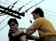 MacGyver (Richard Dean Anderson, r.) bringt Frank Bennett (Robert Romanus, l.) in Sicherheit.