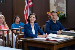 Anw&auml;ltin Maggie Turner (Katie Findlay) und Josh Turner (Wyatt Nash) vor Gericht.  +++ Die Verwendung des sendungsbezogenen Materials ist nur mit dem Hinweis und Verlinkung auf RTL+ gestattet. +++