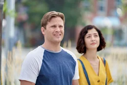 Durch Magie landet Maggie Turner (Katie Findlay) 15 Jahre in der Vergangenheit und trifft Ehemann Josh Turner (Wyatt Nash)  +++ Die Verwendung des sendungsbezogenen Materials ist nur mit dem Hinweis und Verlinkung auf RTL+ gestattet. +++