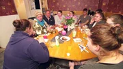 Ein letztes Mal vor dem Umzug nach Ratheim sitzt die Gro&szlig;familie in ihrem Neusser Haus zusammen beim Abendbrot.