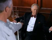 Jack (Richard Dean Anderson) bedroht Senator Kinsey (Ronny Cox, re.). Jack will, dass er seine Macht einsetzt um General Hammond wieder zur¸ckzuholen. Jack (Richard Dean Anderson) bedroht Senator Kinsey (Ronny Cox, re.). Jack will, dass er seine Macht einsetzt um General Hammond wieder zur¸ckzuholen.