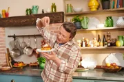 Jamie Oliver bereitet k&auml;sig-herzhafte Bolognese-Br&ouml;tchen zu.