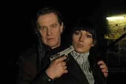 Erst zu sp&auml;t erkennen Tim und Anna (Sylta Fee Wegmann, r.), dass Alexandre Legrande (Helmut R&uuml;hl, l.) nicht an einem "Serienm&ouml;rder- Souvenir" interessiert ist, sondern an dem einzigen Mittel, dass den Fratzenschneider schachmatt setzen w&uuml;rde ...